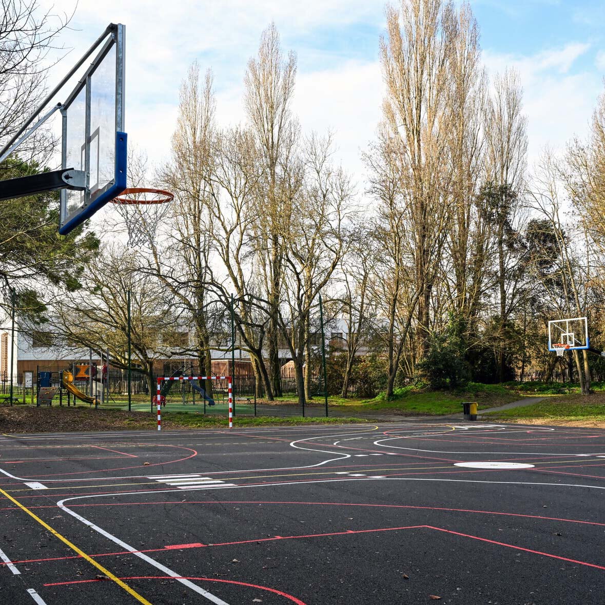 Un terrain de sport rénové près de Lavoisier